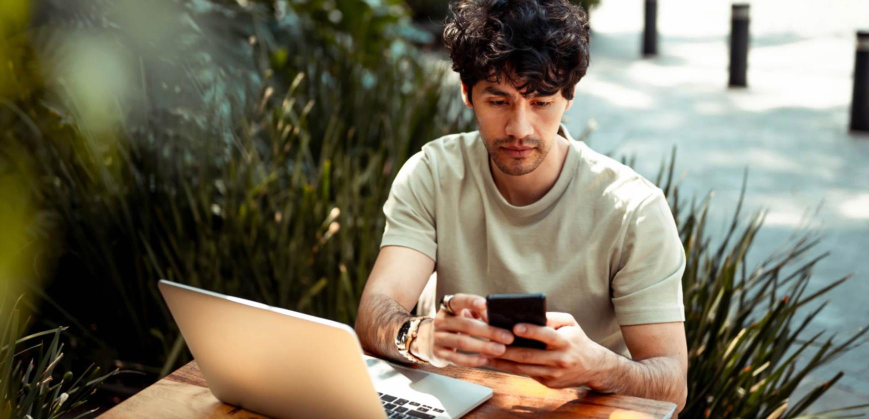 Deelnemer die aantekeningen maakt tijdens een live webinarsessie over budgetmethodes